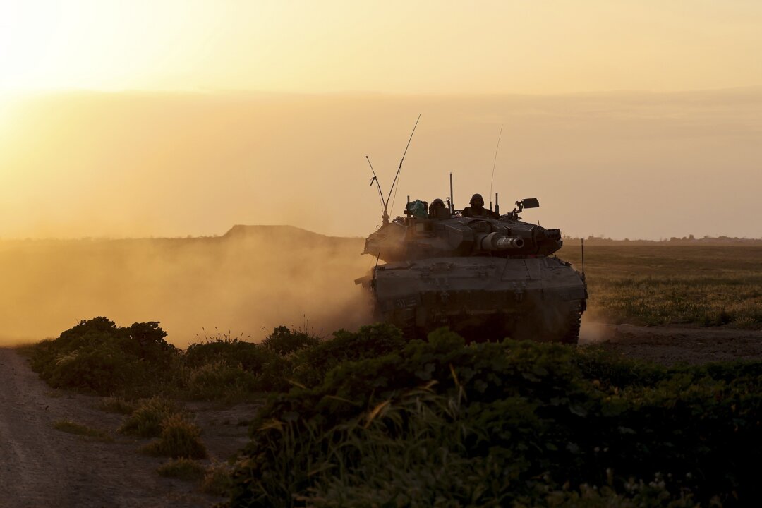 Một xe tăng của quân đội Israel di chuyển dọc theo đường biên giới của Israel gần khu vực biên giới với Dải Gaza hôm 06/03/2024. (Ảnh: Jack Guez/AFP qua Getty Images)