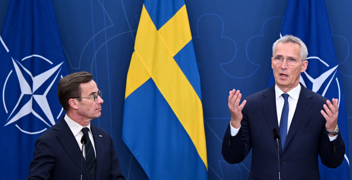 Thủ tướng Thụy Điển Ulf Kristersson (trái) và Tổng Thư ký NATO Jens Stoltenberg (phải) nói chuyện trong một cuộc họp báo ở Stockholm, Thụy Điển, hôm 24/10/2023. (Ảnh: Jonathan Nackstrand/AFP qua Getty Images)