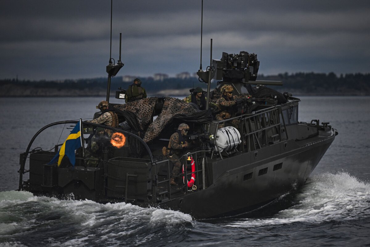 Các binh sĩ thuộc Quân đoàn Đổ bộ Thụy Điển và Thủy quân lục chiến Hoa Kỳ điều khiển tàu tấn công nhanh lớp CB90 gần đảo Mällsten ở quần đảo Stockholm, ngày 13/09/2023. (Ảnh: Jonathan Nackstrand/AFP qua Getty Images)