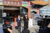 Ông Vương Hải Quân (Wang Haijun), chủ nhà hàng Hòn ngọc Viễn đông (Oriental Pearl) ở Seoul, đang đọc tuyên bố bên ngoài nhà hàng vào ngày 29/12/2022. Nhà hàng của ông bị cáo buộc là trụ sở của đồn công an bí mật ở hải ngoại của Đảng Cộng sản Trung Quốc. (Ảnh: Kim Myung-kuk/The Epoch Times)