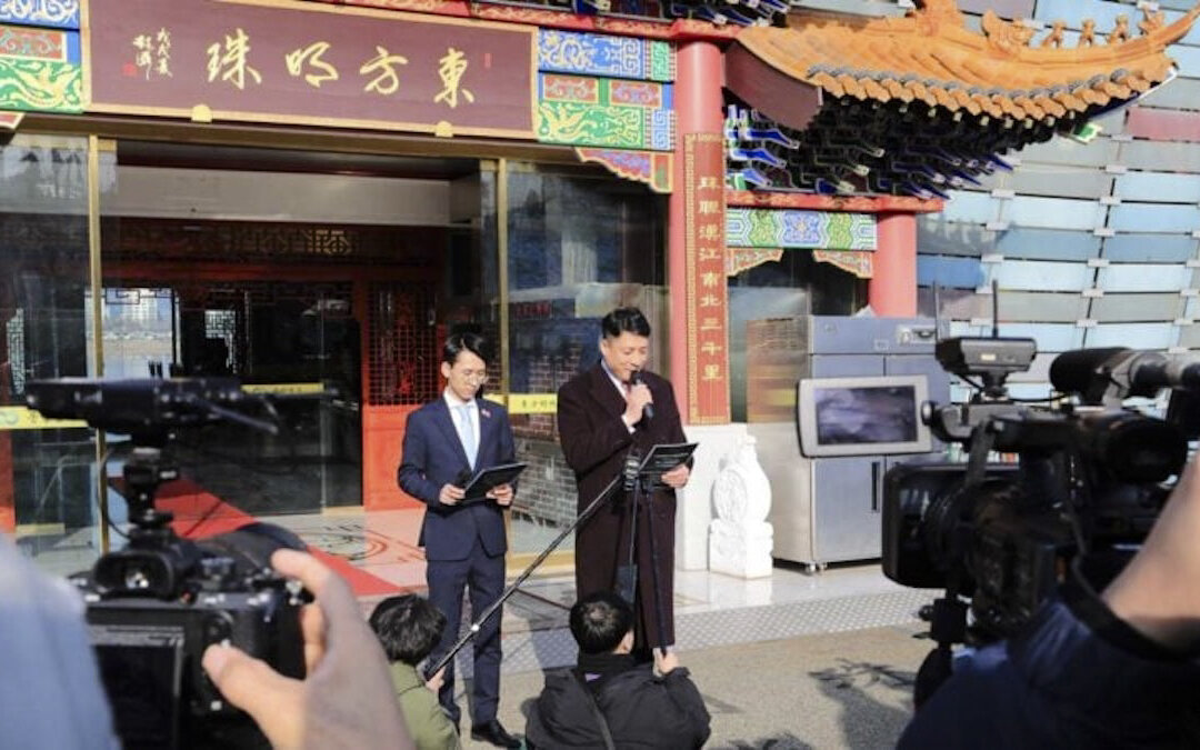 Ông Vương Hải Quân (Wang Haijun), chủ nhà hàng Hòn ngọc Viễn đông (Oriental Pearl) ở Seoul, đang đọc tuyên bố bên ngoài nhà hàng vào ngày 29/12/2022. Nhà hàng của ông bị cáo buộc là trụ sở của đồn công an bí mật ở hải ngoại của Đảng Cộng sản Trung Quốc. (Ảnh: Kim Myung-kuk/The Epoch Times)