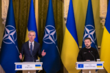 Tổng thư ký NATO Jens Stoltenberg (trái) diễn tả bằng cử chỉ bên cạnh Tổng thống Ukraine Volodymyr Zelenskyy trong cuộc họp báo chung ở Kyiv, Ukraine, hôm 20/04/2023. (Ảnh: Roman Pilipey/Getty Images)