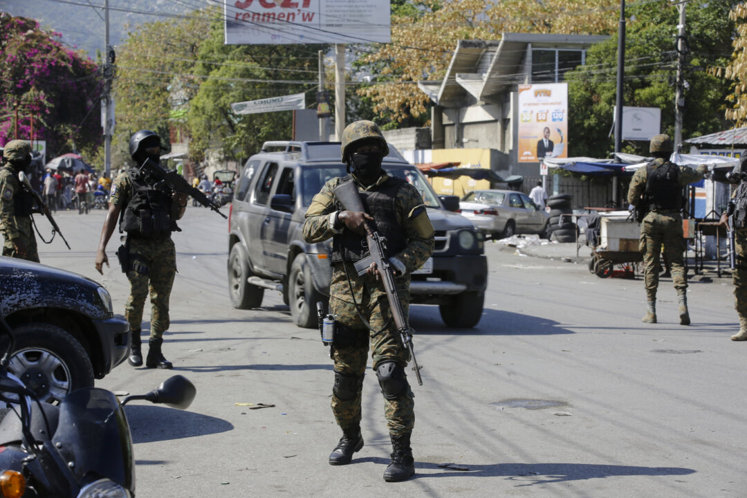 Các thành viên thuộc Đơn vị An ninh Tổng hợp của Cung điện Quốc gia, USGPN, thiết lập vành đai an ninh xung quanh một trong ba nhà ga ở trung tâm thành phố sau khi cảnh sát trấn áp một cuộc tấn công của các băng nhóm một ngày trước đó, tại Port-au-Prince, Haiti, hôm 09/03/2024. (Ảnh: Odelyn Joseph/AP Photo)