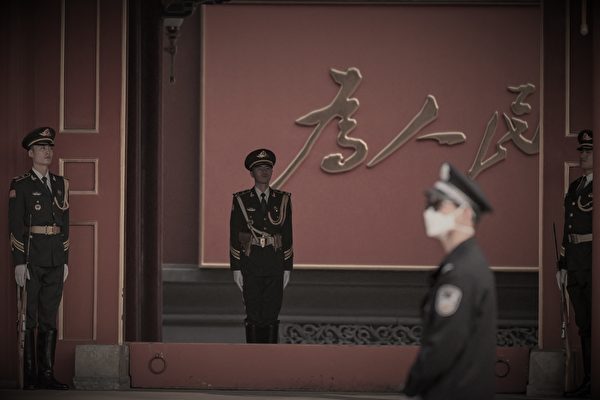 Nhân viên an ninh đứng gác tại Trung Nam Hai gần Quảng trường Thiên An Môn trước Đại hội Đảng Cộng sản lần thứ 20 của Trung Quốc tại Bắc Kinh vào ngày 13/10/2022. (Ảnh: Noel Celis/AFP)