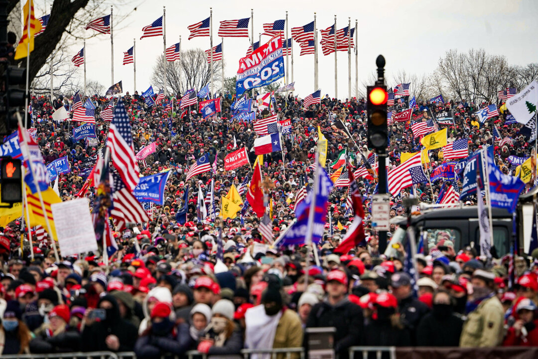 Đám đông lớn tụ tập khi Tổng thống Donald Trump nói với những người ủng hộ từ công viên The Ellipse gần Tòa Bạch Ốc vào ngày 06/01/2021. (Ảnh: Mandel Ngan/AFP qua Getty Images)