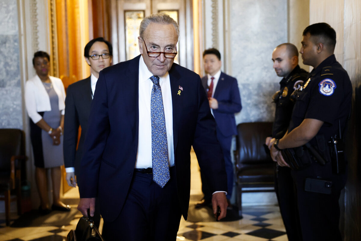 Lãnh đạo đa số Thượng viện Chuck Schumer (Dân Chủ-New York) rời phòng họp Thượng viện tại Tòa nhà Quốc hội Hoa Kỳ, Hoa Thịnh Đốn, hôm 14/03/2024. (Ảnh: Anna Moneymaker/Getty Images)