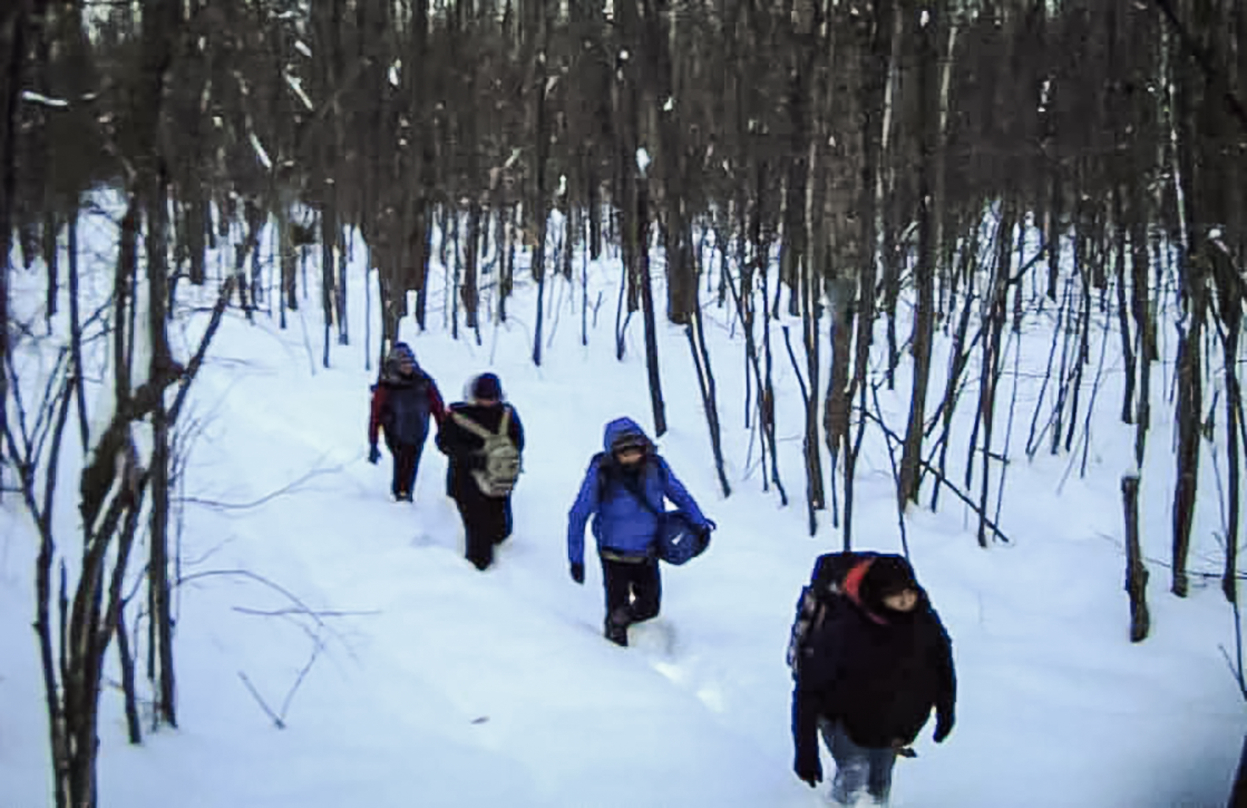 Những người nhập cư bất hợp pháp bị bắt gặp đang đi bộ trong tuyết ở Khu vực Swanton giáp Canada, trong bức ảnh mới đây của Lực lượng Tuần tra Biên giới. (Ảnh: Lực lượng Tuần tra Biên giới Hoa Kỳ)