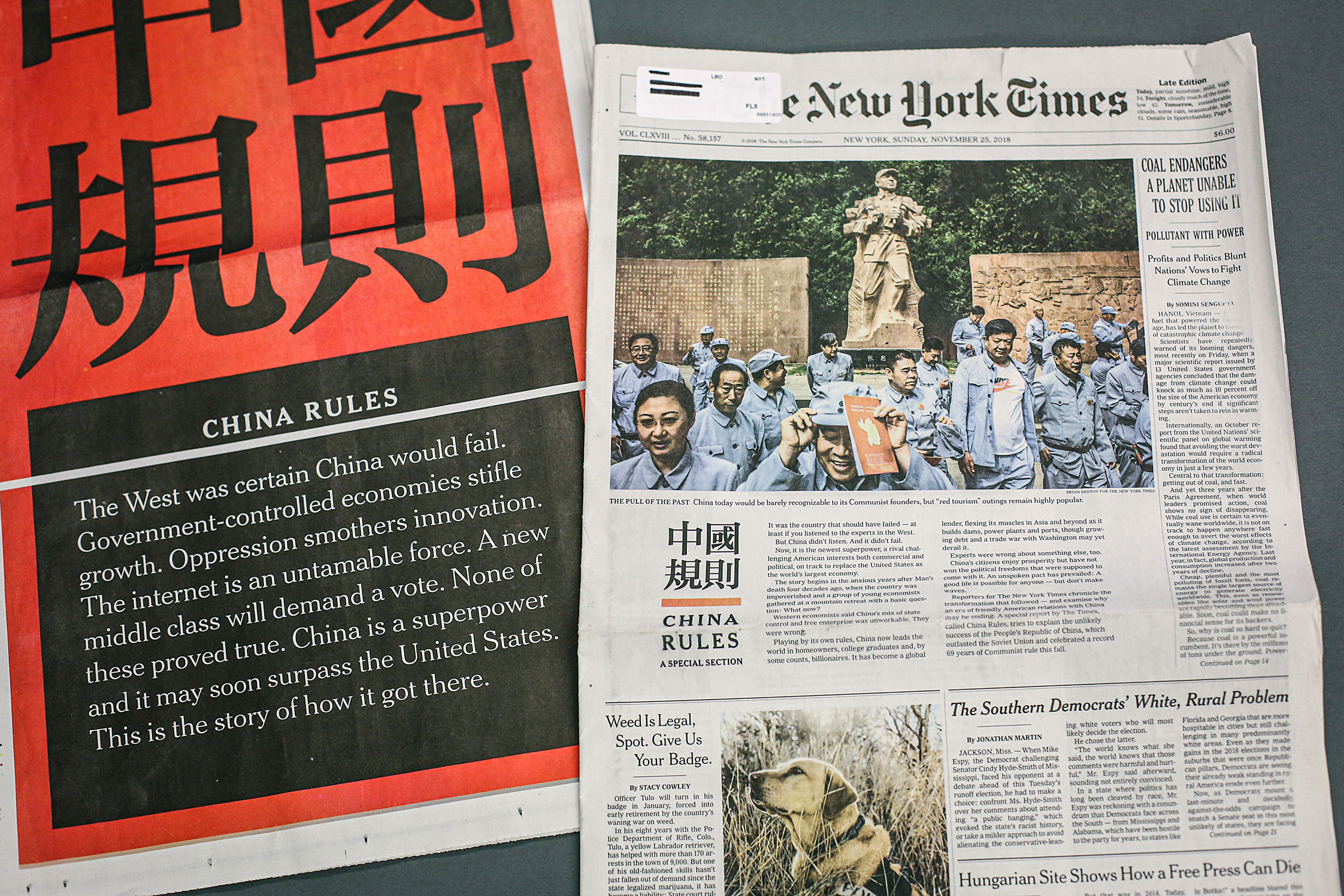 Trong ấn bản ngày 25/11/2018 của mình, The New York Times đã xuất bản một chuyên mục có tên “China Rules” (tạm dịch “Trung Quốc Là Bên Đặt Ra Quy Tắc”). Phần chuyên mục này trưng lên một dòng Hán tự rất lớn trên một nền màu đỏ, kèm theo một bài viết dành những lời ca ngợi nhiệt thành dành cho ĐCSTQ, trong khi hạ thấp Hoa Kỳ. (Ảnh: Samira Bouaou/The Epoch Times)