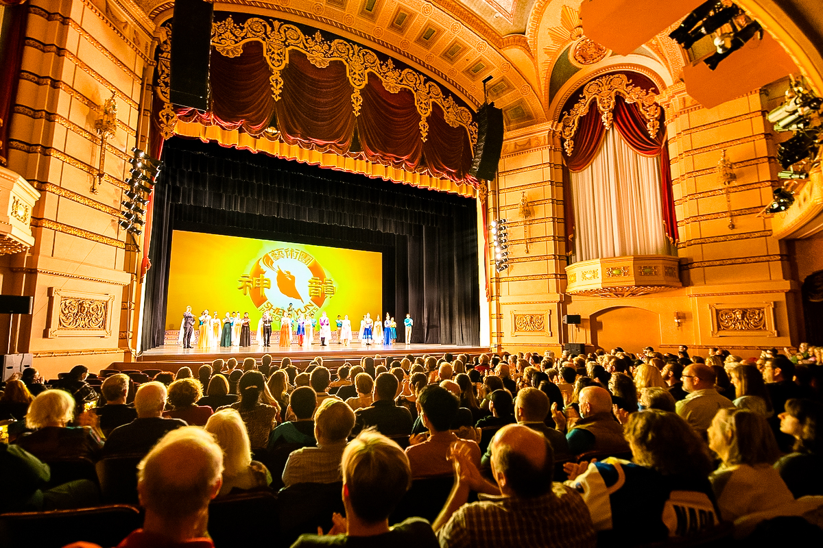 Các nghệ sỹ Shen Yun cùng nhau ra sân khấu để chào khán giả trước giờ hạ màn tại Nhà hát Paramount ở Cedar Rapids, Iowa, vào ngày 24/10/2021. (Ảnh: Hu Chen/The Epoch Times)