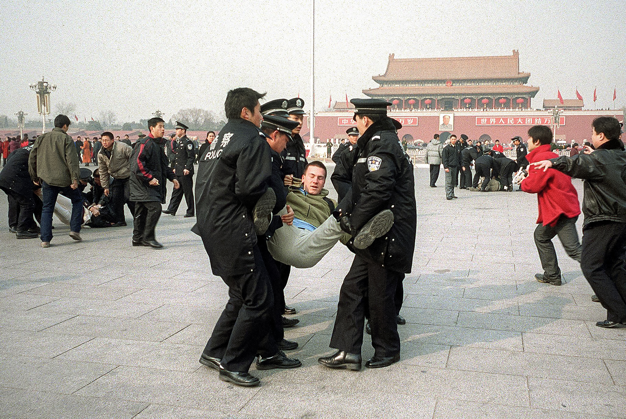 Công an trấn áp và bắt giữ các học viên Pháp Luân Công tại Quảng trường Thiên An Môn vào ngày 14/02/2002. (Ảnh: Frederic Brown/AFP qua Getty Images)