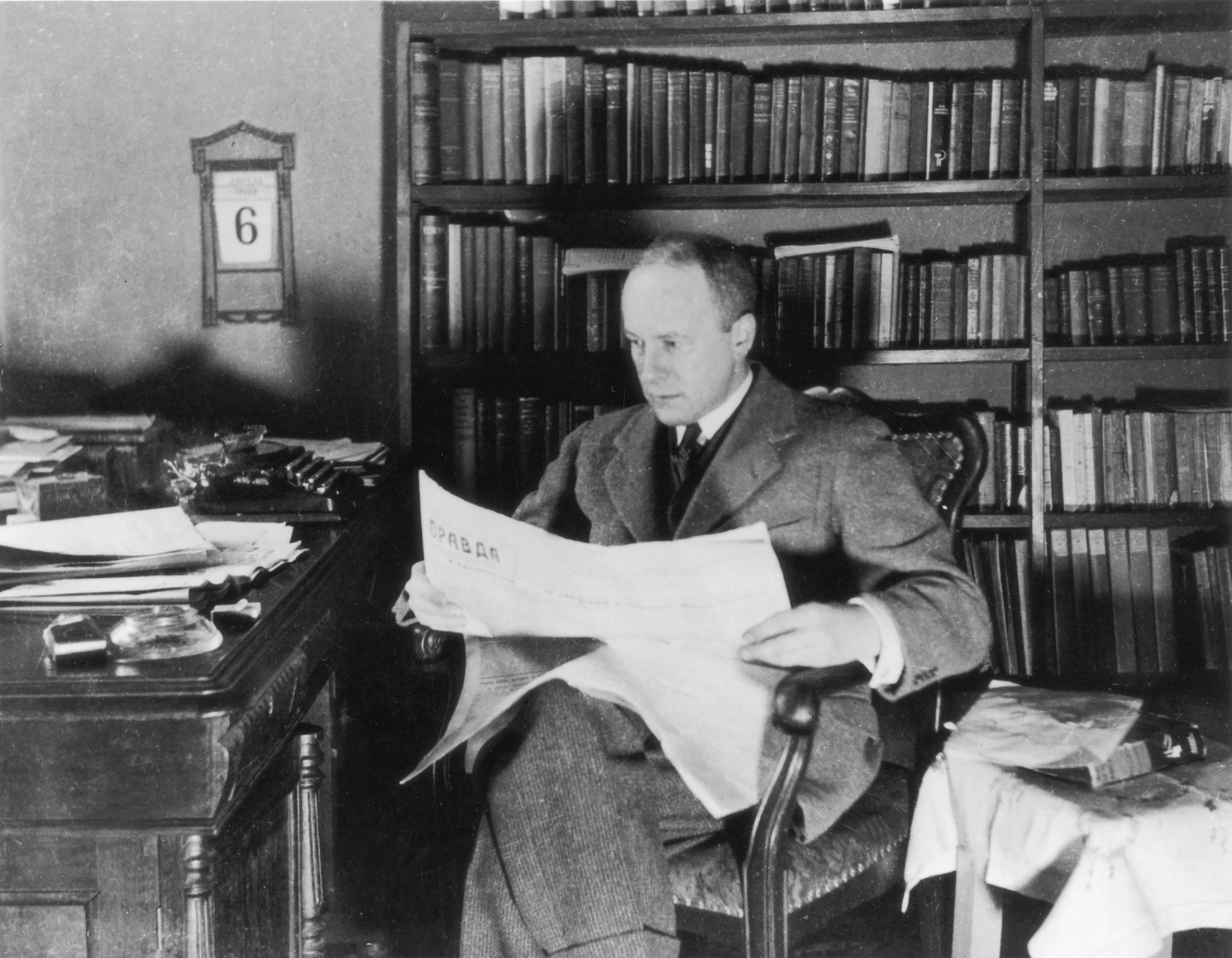 Phóng viên Walter Duranty (1884–1957), phóng viên tờ New York Times ở Moscow, đọc một bản của ‘Pravda’, tờ báo chính thức của Đảng Cộng sản Liên Xô, vào khoảng năm 1925. (Ảnh: James Abbe/Hulton Archive/Getty Images )