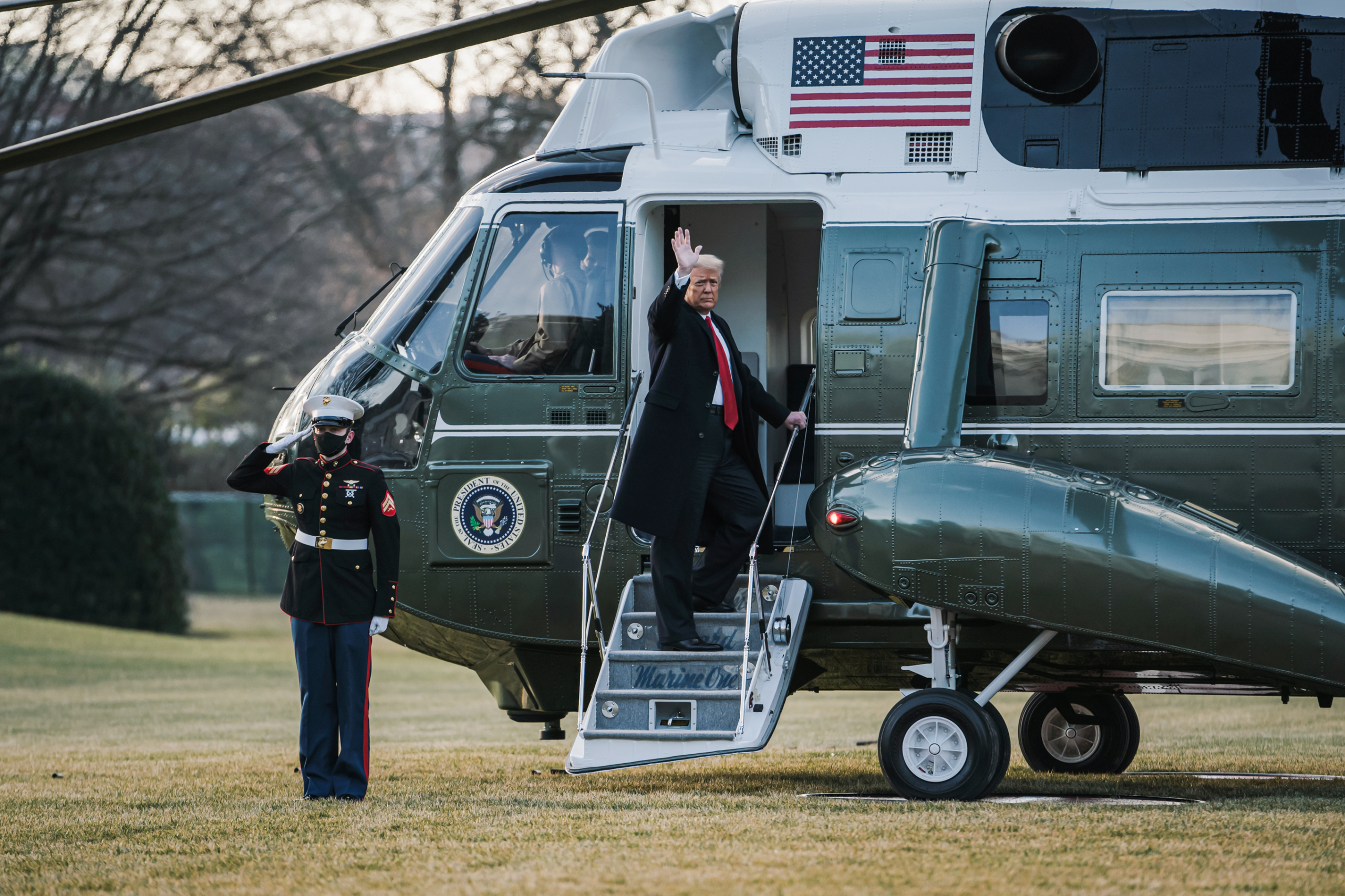 Tổng thống sắp sửa hết nhiệm kỳ Donald Trump lên chiếc phi cơ Marine One khi ông rời Tòa Bạch Ốc vào ngày 20/01/2021. (Ảnh: Eric Thayer/Getty Images)