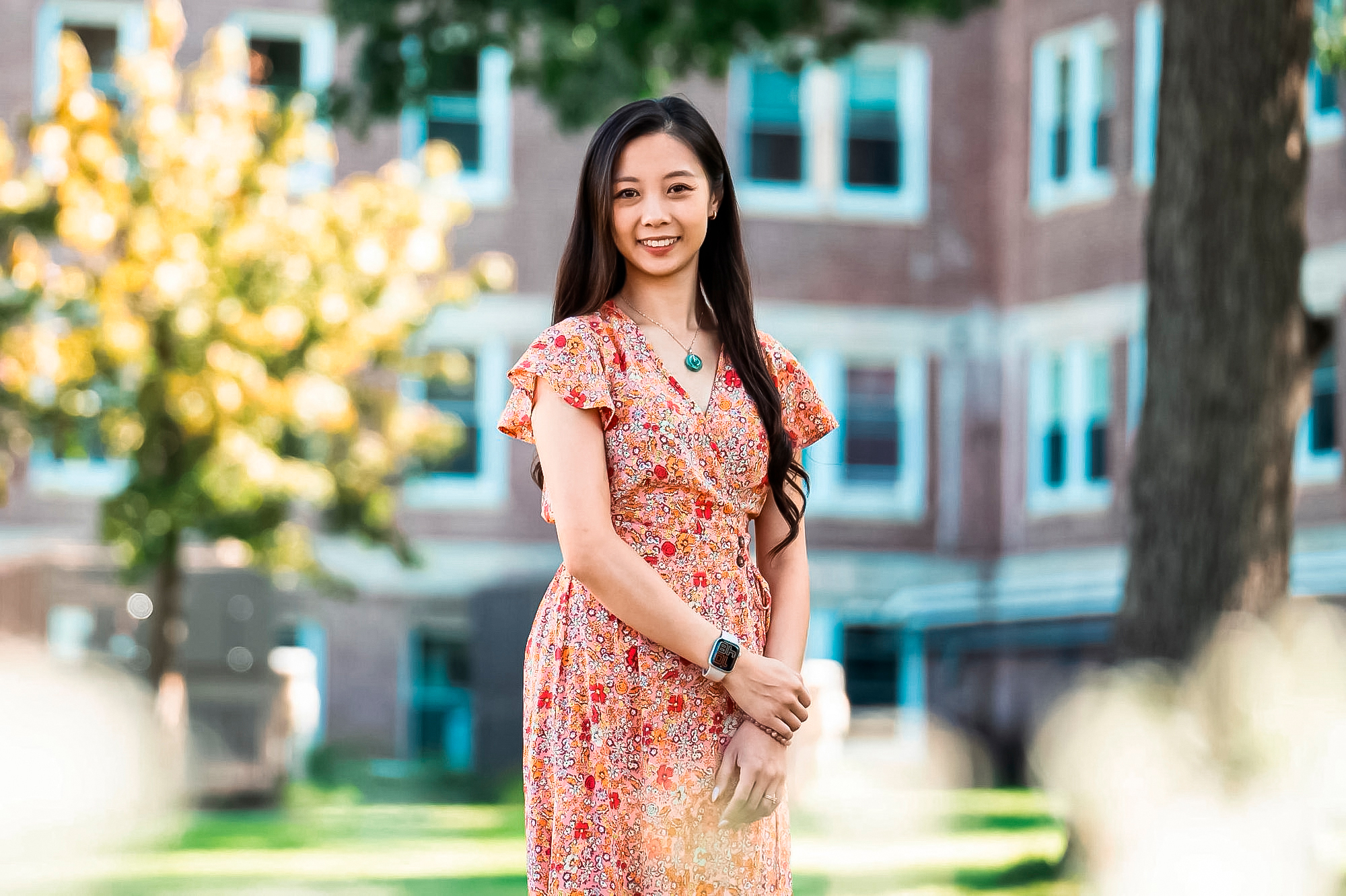 Cô Trần Siêu Tuệ (Alison Chen) tại khuôn viên trường Đại học Phi Thiên ở Middletown, New York, vào ngày 19/09/2023. (Ảnh: Samira Bouaou/The Epoch Times)