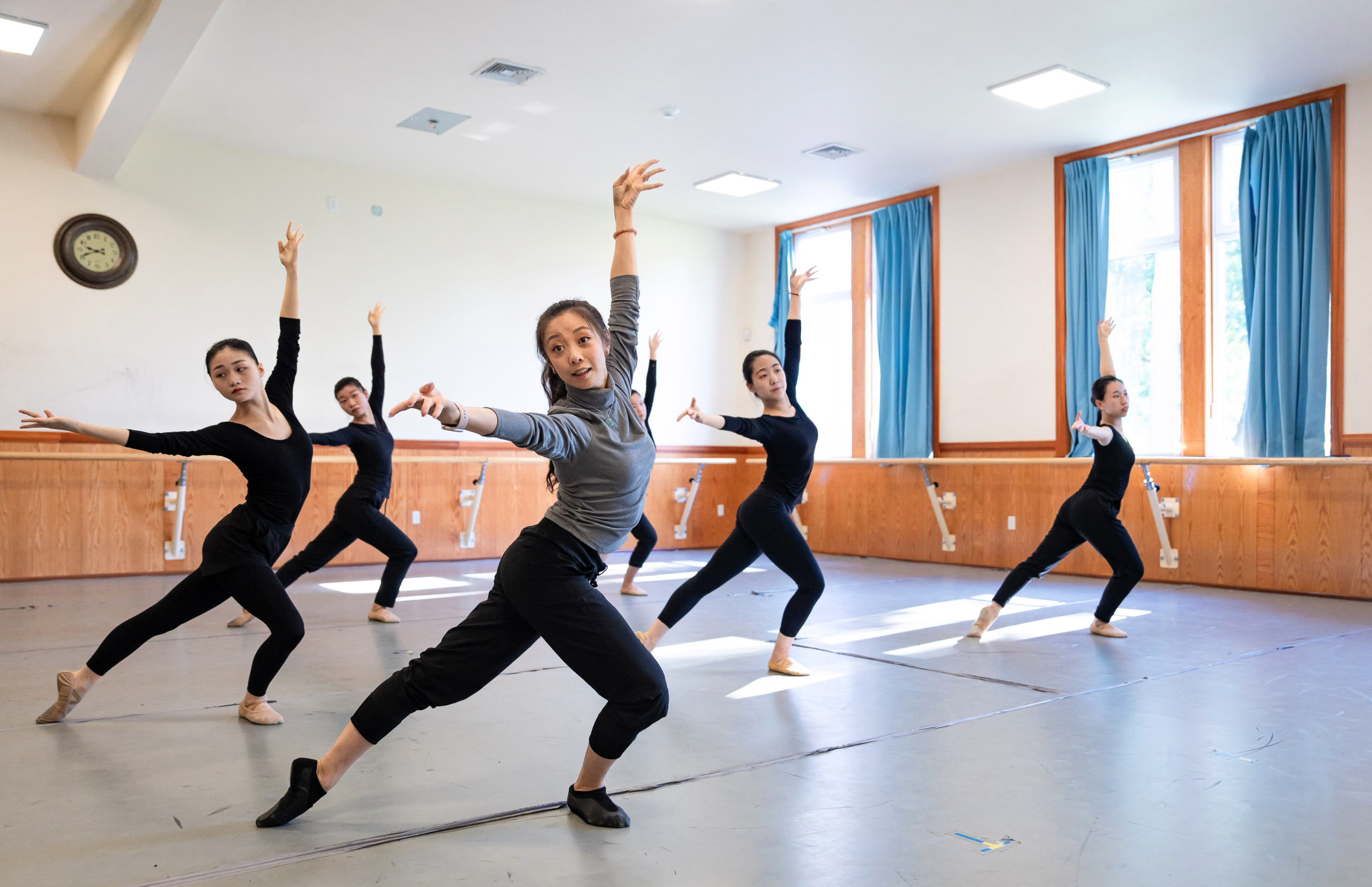 Cô Trần Siêu Tuệ dạy học sinh trong phòng tập vũ đạo của trường Đại học Phi Thiên ở Middletown, New York, vào ngày 19/09/2023. (Ảnh: Samira Bouaou/The Epoch Times)