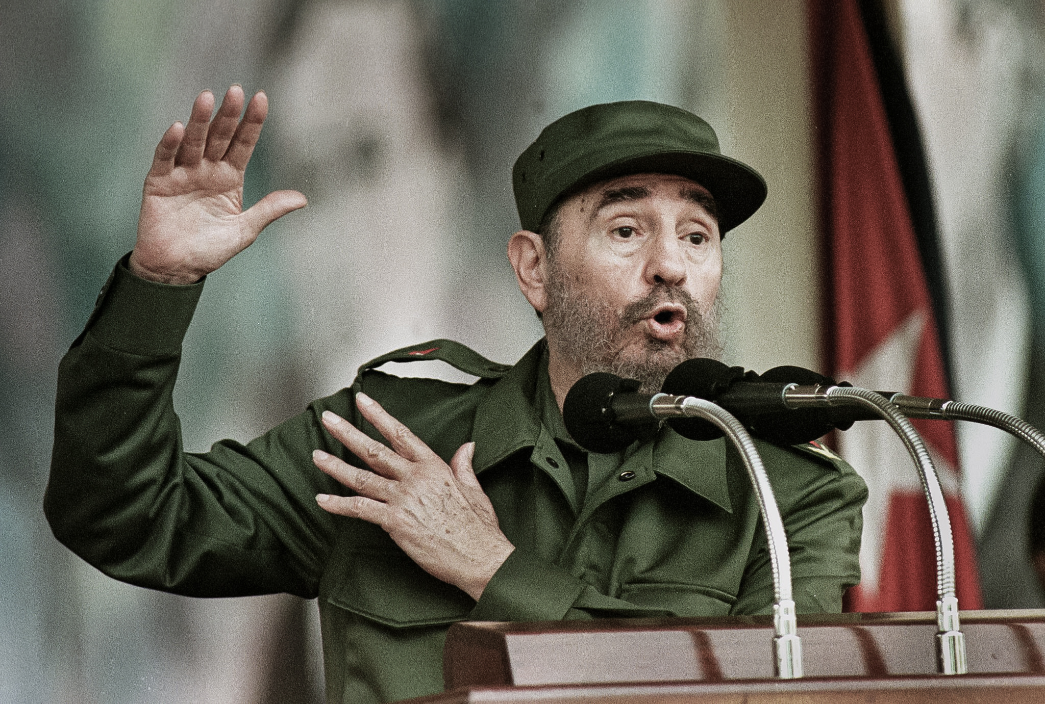 Lãnh đạo Cuba Fidel Castro nói trước đám đông ở Bani, Cộng hòa Dominica, vào ngày 23/08/1998. (Ảnh: Roberto Schmidt/AFP qua Getty Images)