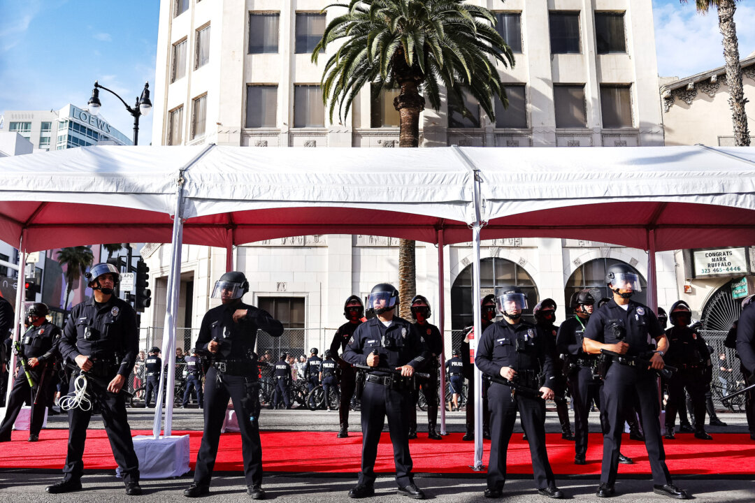 Các nhân viên cảnh sát ở Hollywood, California, hôm 10/03/2024. (Ảnh: Mario Tama/Getty Images)
