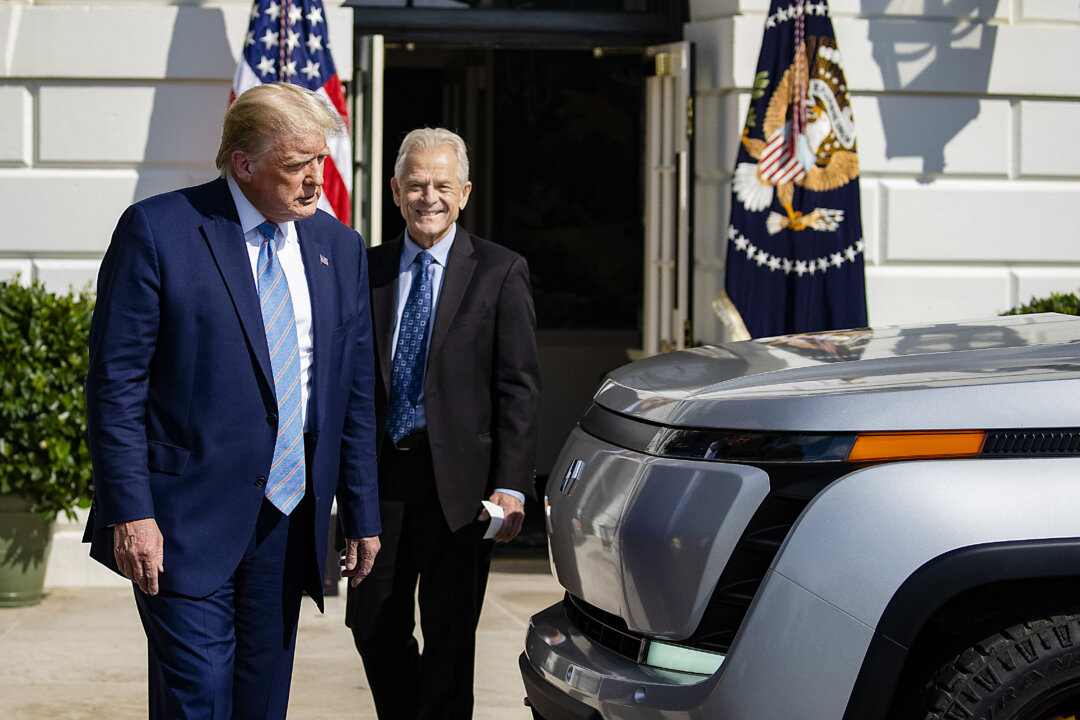 Tổng thống Donald Trump và cố vấn thương mại Tòa Bạch Ốc, ông Peter Navarro, kiểm tra chiếc xe bán tải chạy hoàn toàn bằng điện Endurance mới trên bãi cỏ phía nam của Tòa Bạch Ốc ở Hoa Thịnh Đốn, vào ngày 28/09/2020. (Ảnh: Tasos Katopodis/Getty Images)