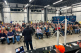 Các cư dân thị trấn tại Wisconsin tập trung tại một cuộc họp của Farmalnd First để thảo luận về vấn đề nhà máy phong năng được đề nghị trong cộng đồng nông thôn của họ vào năm 2024. (Ảnh: Đăng dưới sự cho phép của Olivia Klemm)