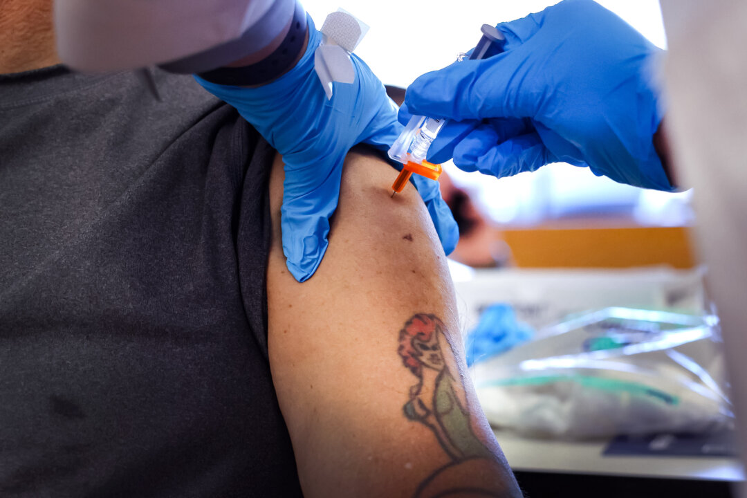 Hình ảnh một người được chích vaccine cúm ở Chicago, Ill. (Ảnh: Scott Olson/Getty Images)