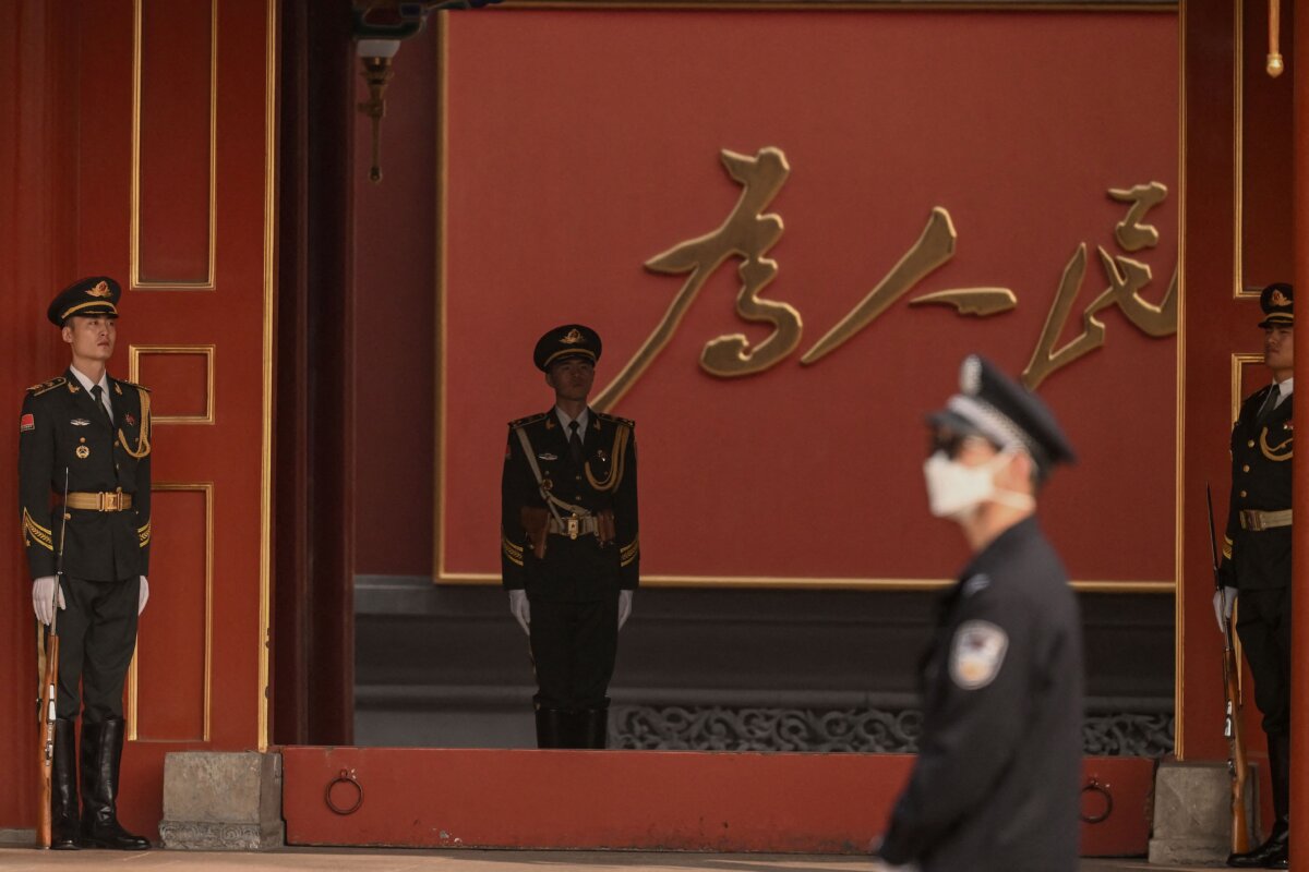 Nhân viên an ninh đứng gác tại Trung Nam Hải gần Quảng trường Thiên An Môn trước Đại hội Đảng Cộng sản Trung Quốc lần thứ 20 tại Bắc Kinh, vào ngày 13/10/2022. (Ảnh: Noel Celis/AFP qua Getty Images)