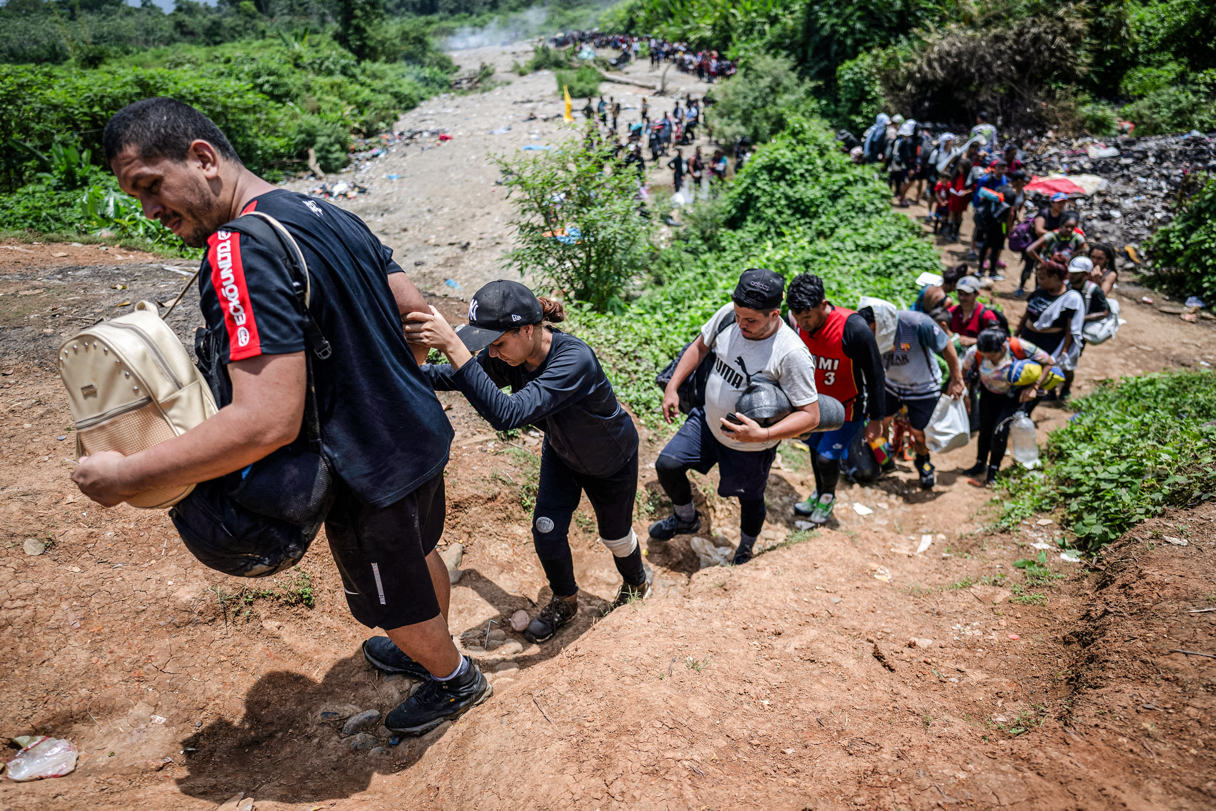 Những người di cư đi bộ trong khu rừng gần làng Bajo Chiquito, trạm kiểm soát biên giới đầu tiên của tỉnh Darien ở Panama, vào ngày 22/09/2023. (Ảnh: Luis Acosta/AFP qua Getty Images)