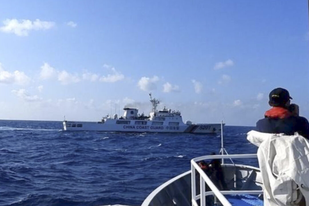 Một tàu hải cảnh Trung Quốc (ở xa) đang cố gắng chặn một tàu của chính phủ Philippines tại vùng tranh chấp Biển Đông, hôm 21/03/2024. (Ảnh: Lực lượng Tuần Duyên Philippines qua AP)