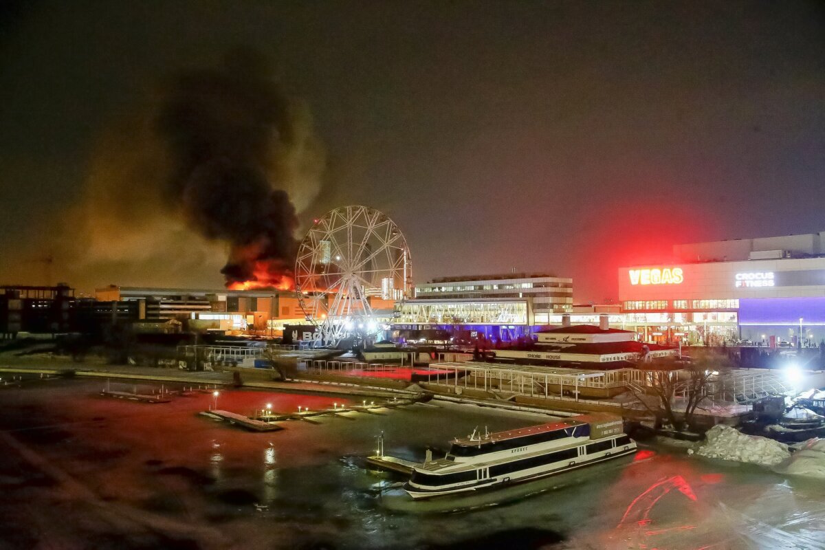 Một ngọn lửa lớn được nhìn thấy bốc lên phía bên trên Tòa Thị chính Crocus ở rìa phía tây Moscow, Nga, hôm 22/03/2024. (Ảnh: Sergei Vedyashkin/Moscow News Agency qua AP)