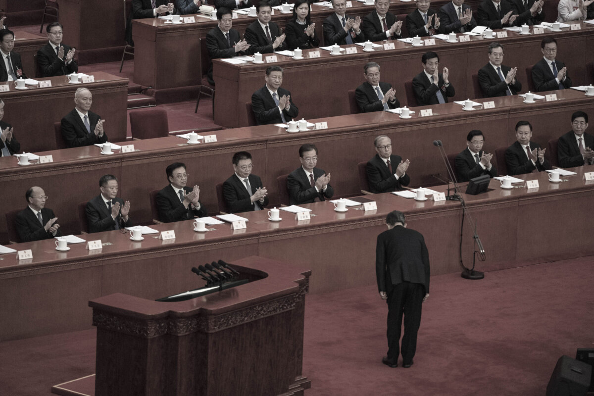 Chủ tịch NPC Triệu Nhạc Tế cúi chào Chủ tịch Trung Quốc Tập Cận Bình (giữa) trước bài diễn văn của ông trong phiên họp toàn thể thứ hai của NPC, hay còn gọi là Đại hội Đại biểu Nhân dân Toàn quốc, tại Đại lễ đường Nhân dân ở Bắc Kinh hôm 08/03/2024. (Ảnh: Kevin Frayer/ Getty Images)