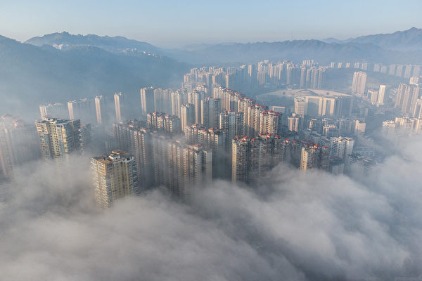 Quý Châu là tỉnh đứng đầu về mức nợ ở Trung Quốc. Hình ảnh cho thấy một cụm tòa nhà bị bao phủ trong sương mù buổi sáng ở thành phố Tất Tiết, tỉnh Quý Châu thuộc phía tây nam Trung Quốc, ngày 18/11/2021. (Ảnh: STR/AFP qua Getty Images)