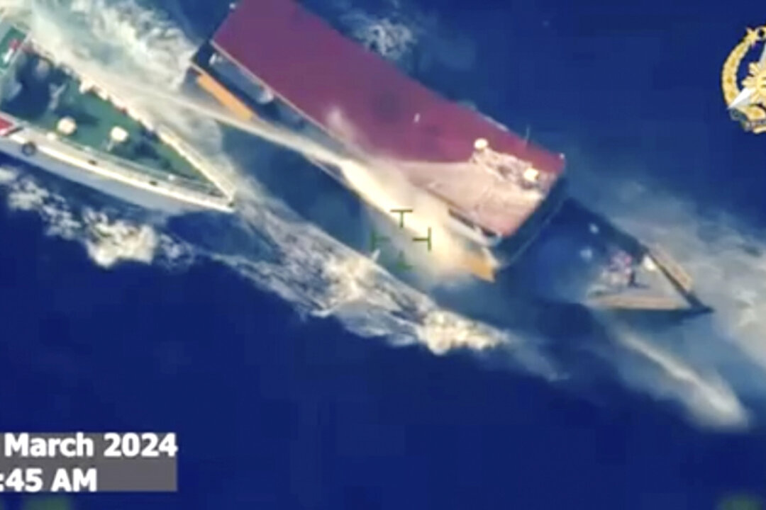 Một tàu hải cảnh Trung Quốc sử dụng vòi rồng và di chuyển áp sát tàu tiếp tế Unaizah ngày 04/05 của Philippines khi tàu này tiếp cận Bãi Cỏ Mây (Second Thomas Shoal), người địa phương gọi là bãi cạn Ayungin, thuộc vùng Biển Đông đang tranh chấp hôm 23/03/2024. (Ảnh: Lực lượng Vũ trang Philippines qua AP)