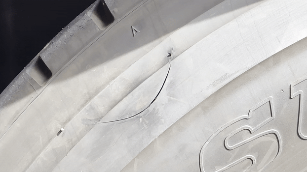 Sở Cảnh sát Costa Mesa đã mô tả chi tiết một “vết rạch khoảng 7 inch trên thành bên” của một chiếc lốp xe buýt lưu diễn của Shen Yun, hôm 15/03/2024. Chiếc lốp đã được rạch theo cách để không bị xẹp hơi nhưng sẽ nổ tung khi đi trên xa lộ. (Ảnh: Đăng dưới sự cho phép của bộ phận an ninh Shen Yun)