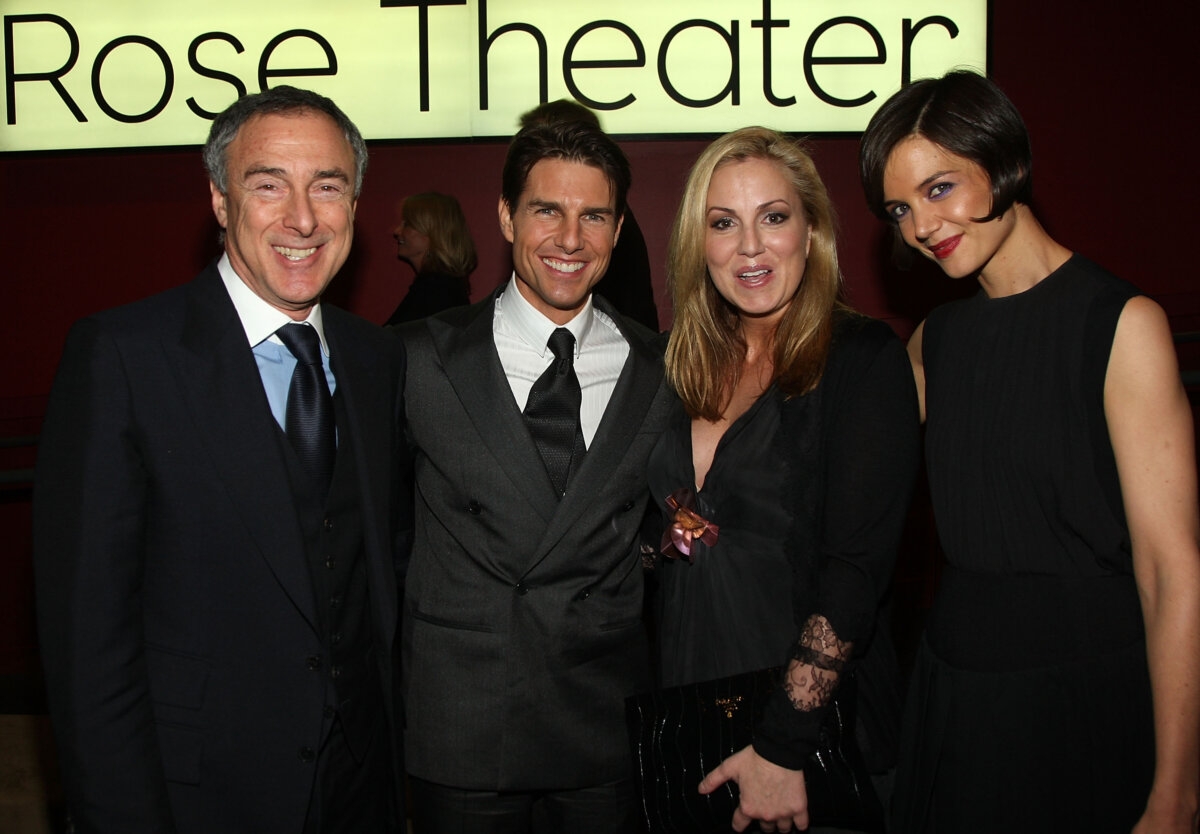 Chủ tịch kiêm Giám đốc điều hành của MGM Harry Sloan (Trái), nam diễn viên Tom Cruise (thứ 2 từ trái sang), chủ tịch Tập đoàn Điện ảnh Toàn cầu MGM Mary Parent (thứ 2 từ phải sang) và nữ diễn viên Katie Holmes (phải) tham dự bữa tiệc sau buổi ra mắt phim 