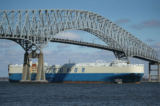 Một tàu chở hàng đi qua cầu Francis Scott Key, ở Baltimore, Maryland, vào ngày 09/03/2018. (Ảnh: Mark Wilson/Getty Images)
