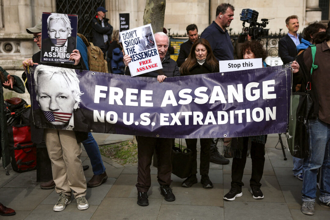 Những người ủng hộ người sáng lập WikiLeaks Julian Assange cầm biểu ngữ và áp phích bên ngoài Tòa án Công lý Hoàng gia, Tòa án Tối cao của Anh quốc, ở trung tâm London hôm 26/03/2024. (Ảnh: Daniel Leal/AFP qua Getty Images)