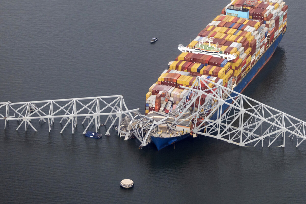 Bức ảnh chụp từ trên không cho thấy tàu chở hàng Dali trên sông sau khi đụng làm sụp đổ cây cầu Francis Scott Key ở Baltimore, Maryland, vào ngày 26/03/2024. (Ảnh: Tasos Katopodis/Getty Images)