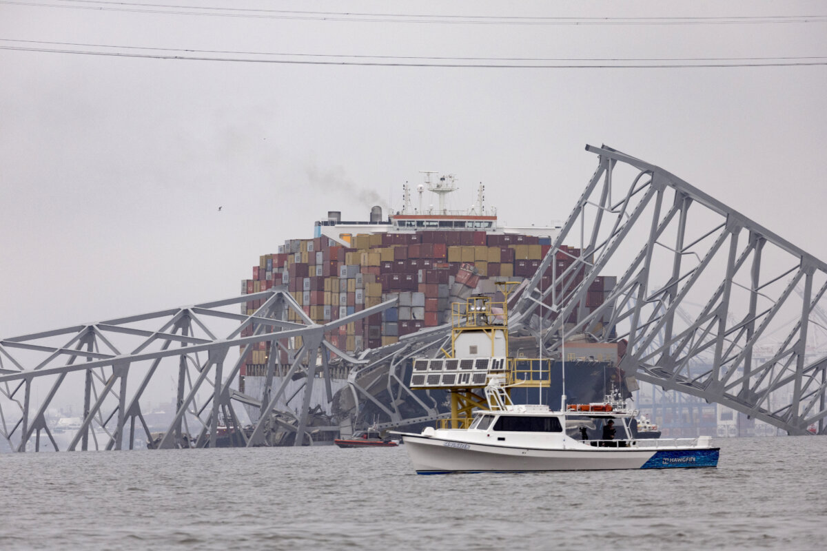 Các nhân viên tiếp tục điều tra và tìm kiếm nạn nhân sau khi tàu chở hàng Dali đụng phải cầu Francis Scott Key dẫn đến vụ sập cầu một ngày trước đó, tại Baltimore, hôm 27/3/2024. (Ảnh: Scott Olson/Getty Images)