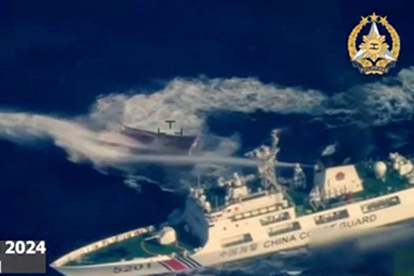 Khung hình này lấy từ các cảnh quay video trên không cho thấy một con tàu của lực lượng Hải cảnh Trung Quốc (dưới cùng bên phải) phun vòi rồng vào con tàu được Hải quân Philippines thuê để thực hiện nhiệm vụ tiếp tế gần Bãi Cỏ Mây (Second Thomas Shoal) thuộc vùng Biển Đông tranh chấp, hôm 23/03/2024. (Ảnh: Lực lượng Vũ trang Philippines/AFP)
