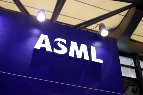 Logo của nhà sản xuất thiết bị vi mạch bán dẫn ASML được trưng bày tại gian hàng của họ tại hội chợ thương mại dành cho ngành bán dẫn Semicon China ở Thượng Hải, vào ngày 29/06/2023. (Ảnh: Nicoco Chan/Reuters)