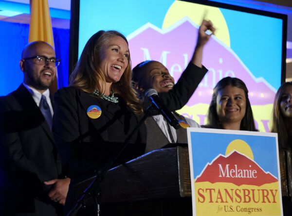 Dân biểu Melanie Stansbury (Dân Chủ-New Mexico) nói với những người ủng hộ sau khi giành chiến thắng trong cuộc bầu cử ở Địa hạt Quốc hội số 1 của New Mexico để thay thế cựu Dân biểu Hoa Kỳ Deb Haaland, ở Albuquerque, New Mexico vào ngày 01/06/2021. (Ảnh: Adolphe Pierre-Louis/The Tạp chí Albuquerque qua AP)