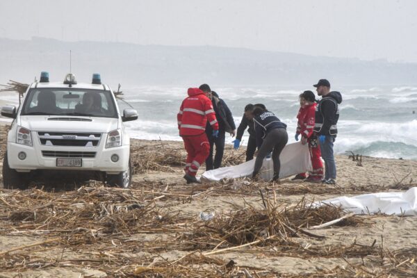 Lực lượng cứu hộ trục vớt một thi thể sau khi một chiếc thuyền bị đắm và các thi thể được cho là của những người nhập cư bất hợp pháp đã được tìm thấy ở Cutro, bờ biển phía đông vùng Calabria của Ý, Ý, vào ngày 26/02/2023. (Ảnh: Giuseppe Pipita/Reuters)