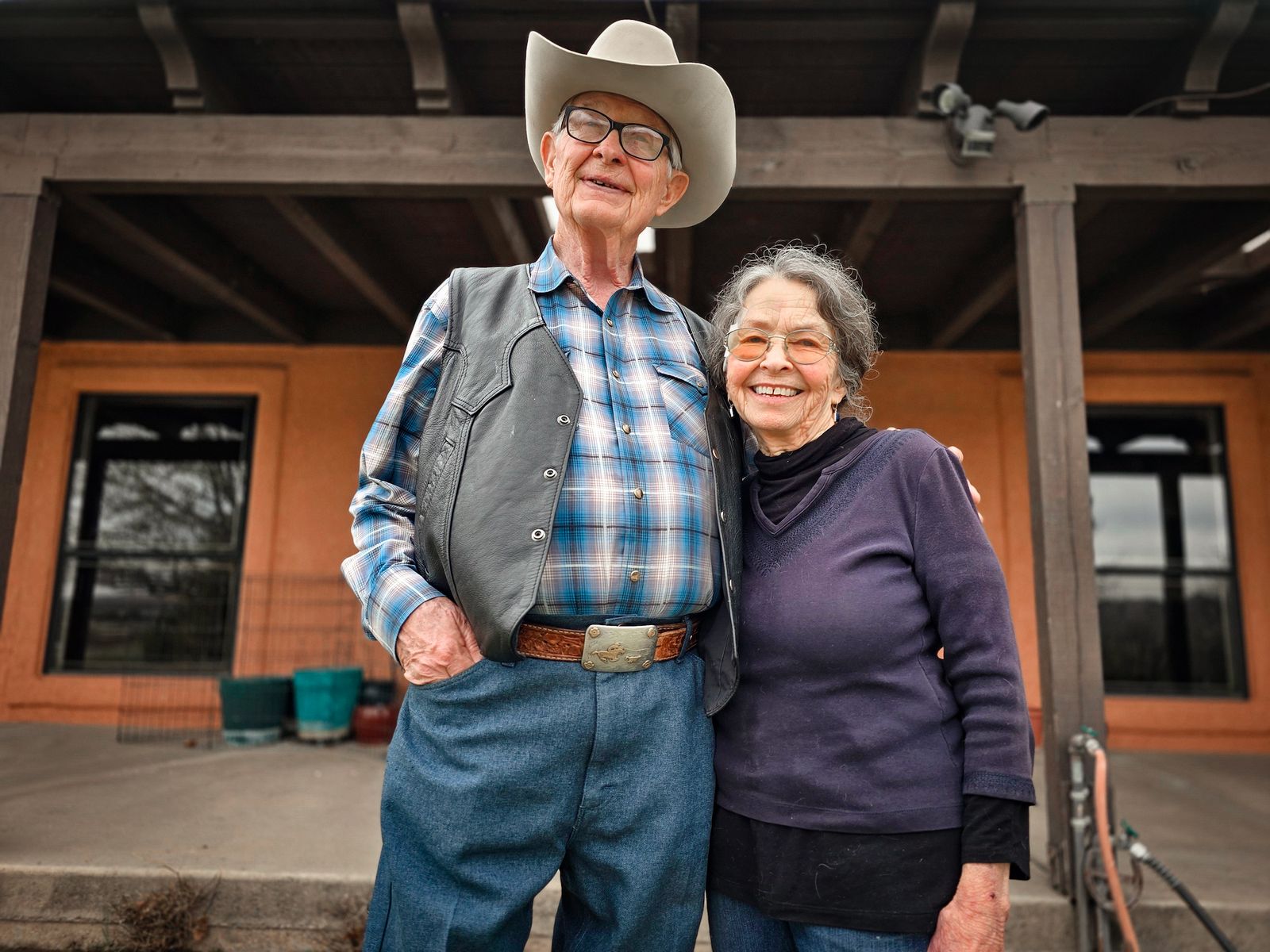 Ông Jim Chilton và vợ ông, bà Susan Chilton, ở trước ngôi nhà của họ ở Arivaca, Arizona, hôm 22/03/2024. (Ảnh: Allan Stein/The Epoch Times)