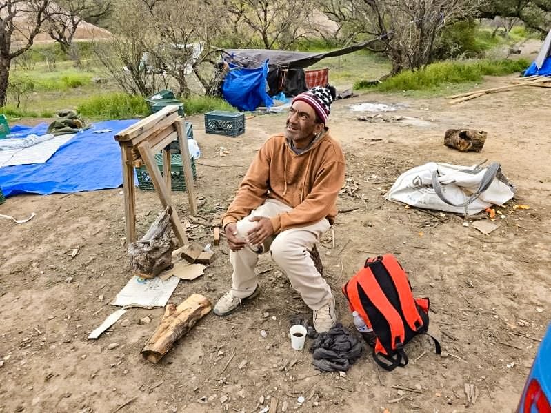 Ông Alberto, một người nhập cư bất hợp pháp đến từ Ecuador, tìm sự trợ giúp tại khu trại ở biên giới. (Ảnh: Allan Stein/The Epoch Times)