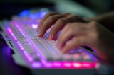 Ảnh tư liệu về một tin tặc đang dùng máy điện toán của mình. (Ảnh: Nicolas Asfouri/AFP qua Getty Images)