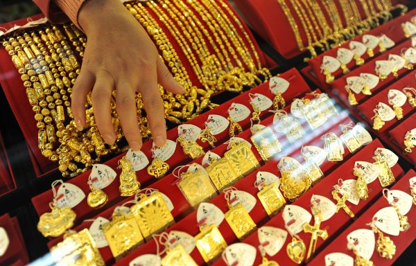 Nhiều đồ trang sức bằng vàng tại một cửa hàng trang sức ở thành phố Hợp Phì, thuộc tỉnh An Huy, miền đông Trung Quốc, ngày 10/11/2009. (Ảnh: AFP/Getty Images)
