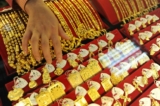 Những món đồ trang sức bằng vàng tại một cửa hàng trang sức ở thành phố Hợp Phì, tỉnh An Huy, miền đông Trung Quốc, ngày 10/11/2009. (Ảnh: STR/AFP/Getty Images)