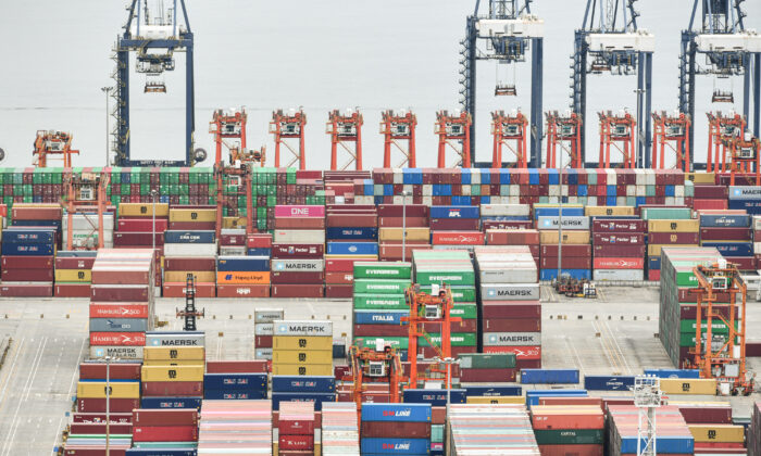 Trung Quốc đẩy mạnh xuất cảng khiến các nhà phân tích, nhà đầu tư ngoại quốc lo lắng