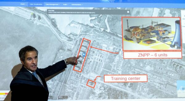 Ông Rafael Grossi, Tổng Giám đốc Cơ quan Năng lượng Nguyên tử Quốc tế (IAEA), chỉ trên một bản đồ vị trí nhà máy điện hạt nhân Zaporizhzhia của Ukraina ở Vienna, Áo, vào ngày 04/03/2022. (Ảnh: Joe Klamar/AFP qua Getty Images)
