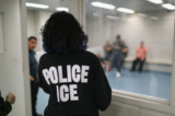 Những người nhập cư bất hợp pháp chờ trong phòng tạm giam tại trung tâm giải quyết thủ tục của Cơ quan Thực thi Di trú và Quan thuế Hoa Kỳ (ICE) vào ngày 11/04/2018. (Ảnh: John Moore/Getty Images)