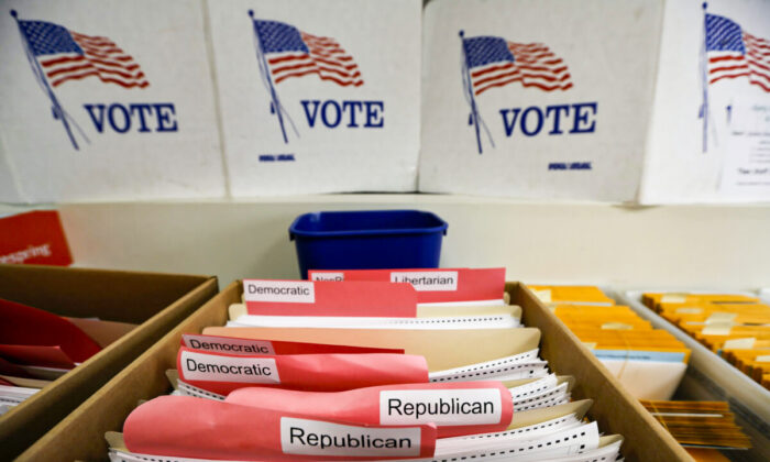 Những lá phiếu cho các cuộc bầu cử sơ bộ được sắp xếp theo đảng tại văn phòng Ủy ban Bầu cử Quận Lancaster ở Lincoln, Nebraska, vào ngày 14/04/2020. (Ảnh: Nati Harnik/AP Photo)