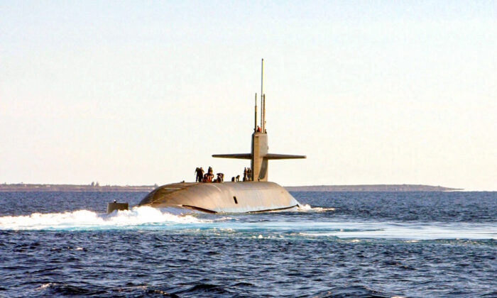 Tàu ngầm hạt nhân lớp Ohio, USS Florida, ra khơi vào ngày 22/01/2003, ngoài khơi bờ biển Bahamas. Úc, một nước tham gia thỏa thuận AUKUS, sẽ có được công nghệ cho tàu ngầm chạy bằng năng lượng hạt nhân. (Ảnh: David Nagle/Hải quân Hoa Kỳ/Getty Images)
